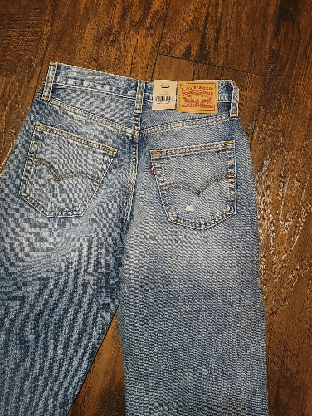 Levi’s Women’s 94 Baggy Jeans 24x31 Light Wash Distressed Mid Rise Straight Leg - Picture 10 of 12